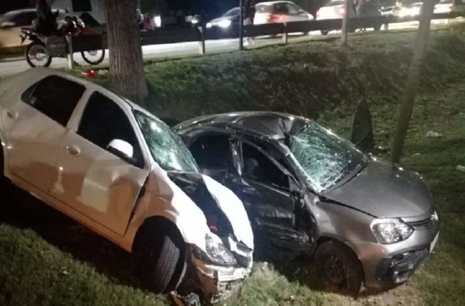 Cinco heridos tras una fuerte colisión entre dos autos