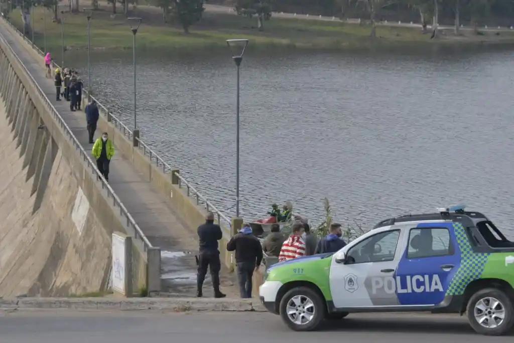 Una persona se quitó la vida al tirarse desde el murallón del Dique