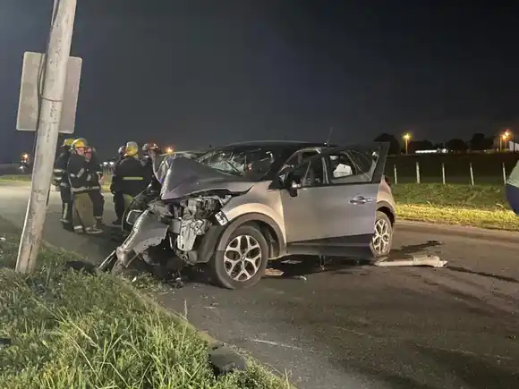 Otro violento choque en la Ruta 11, a metros del lugar donde murió una beba: un auto se incrustó contra una columna