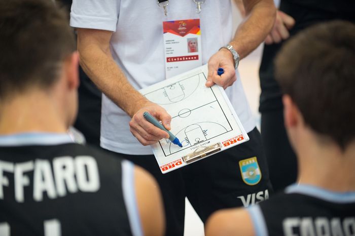 Arrigoni brindando la charla en uno de los minutos argentinos. (Foto: FIBA)