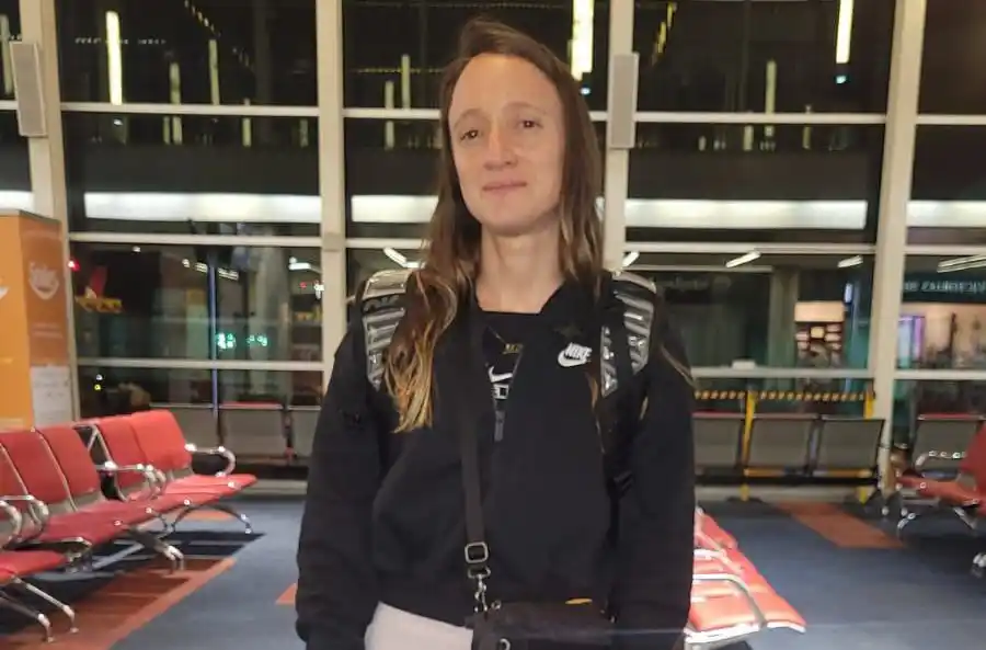 Florencia Borelli en el Aeropuerto saliendo a París 2024.