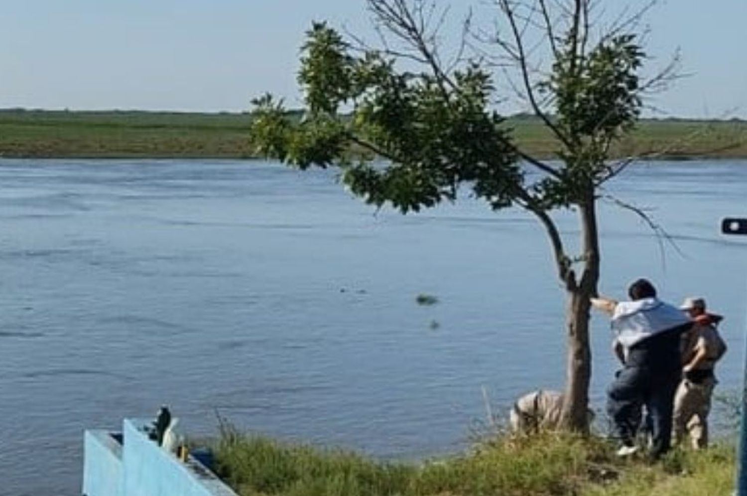 Desesperada búsqueda de un joven que cayó al río Coronda tras desmoronarse la barranca