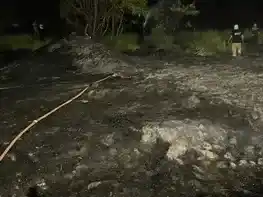 El fuego se habría iniciado de manera intencional según las primeras informaciones.