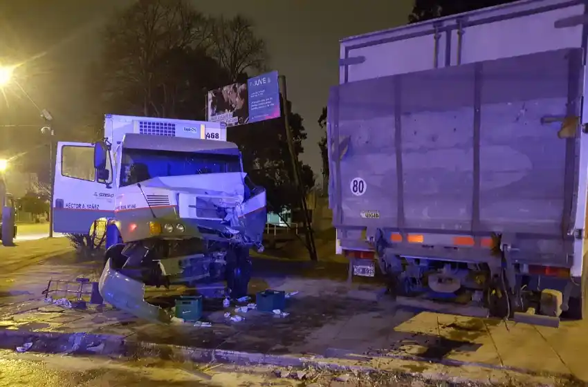Dos camiones y un taxi chocaron en la avenida Juan B. Justo