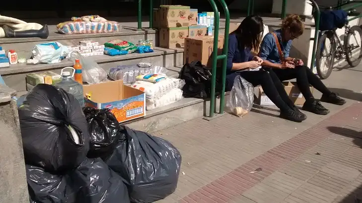 Hoy: chocolate y ropa para los evacuados