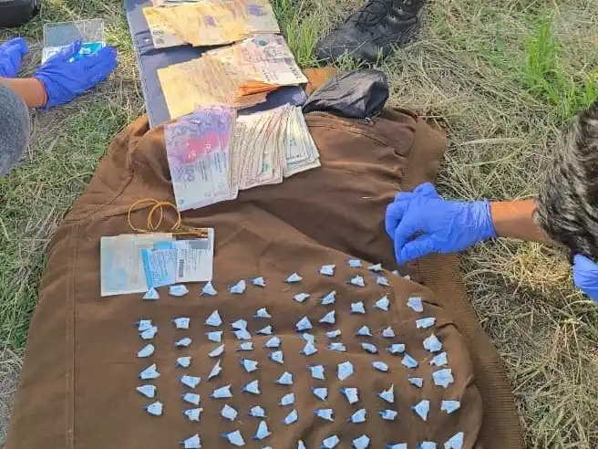 Aprehendieron a tres sujetos y secuestraron
cocaína, marihuana, dinero y motos