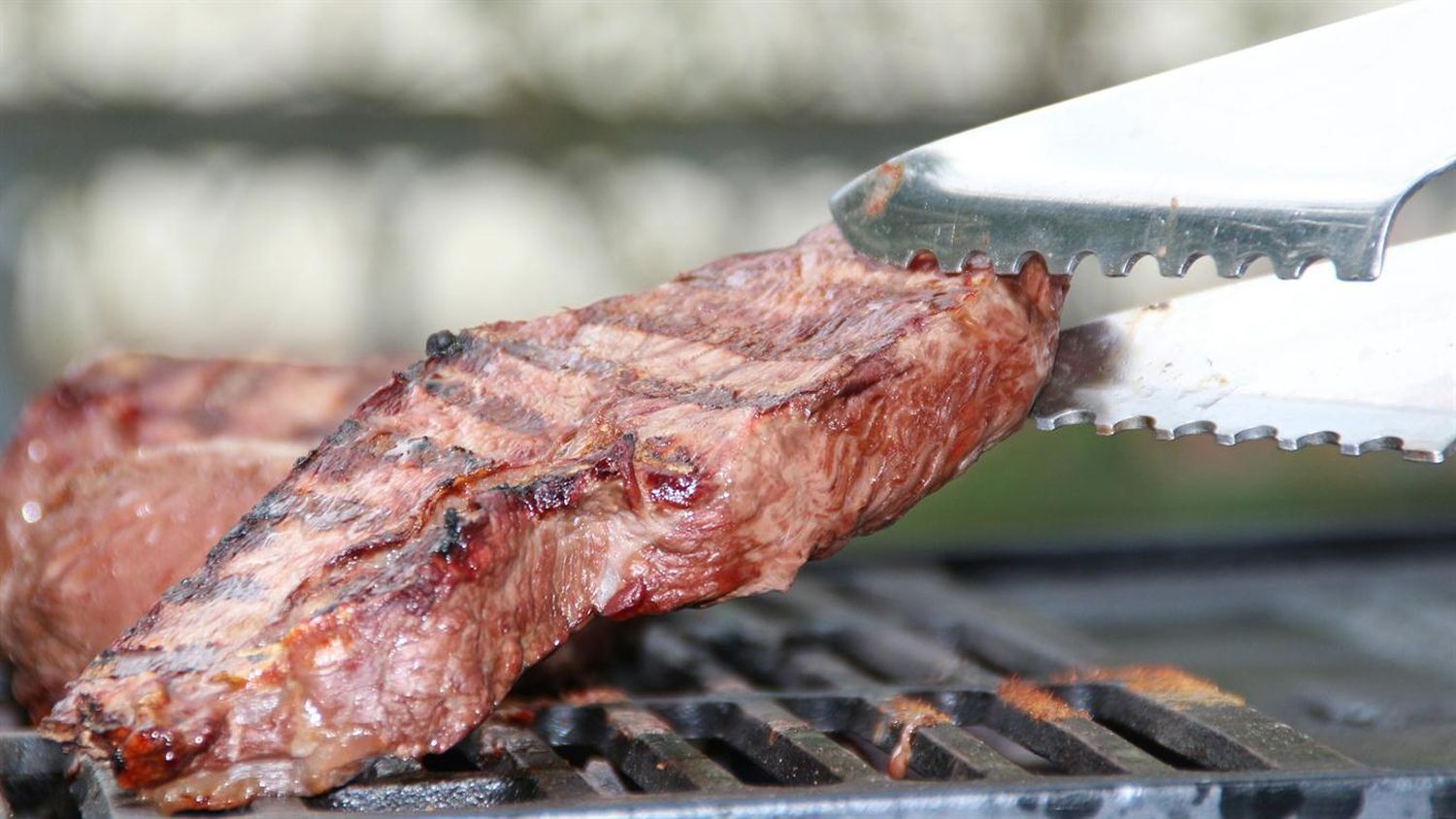 Mendoza: policía arregló una coima con asado, cigarrillos y $ 1.300