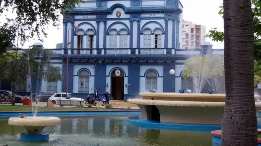 La echó, se quedó con su bebé y la quiso agredir en la comisaría