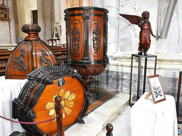La provincia restituyó un púlpito histórico a la Catedral de Paraná