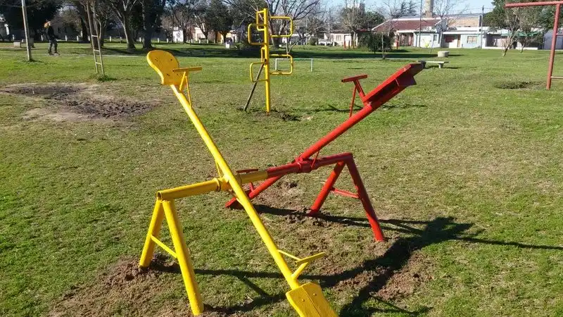 Tras la caída de un nene de un juego, vecinos de Dolores juntan firmas para que se cumpla la Ley de Plazas Seguras