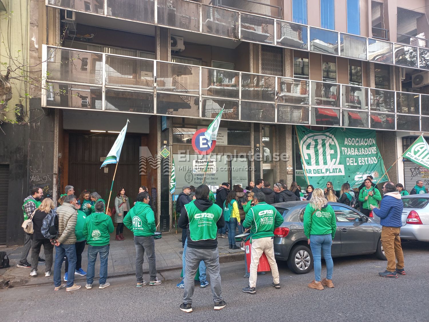 Por nuevos despidos, trabajadores estatales se manifiestan en el Ministerio de Trabajo de la Nación