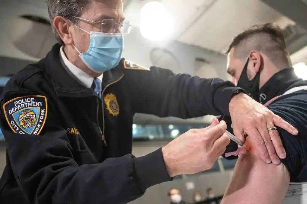 Nueva York pagará 100 dólares a quienes se vacunen contra el coronavirus