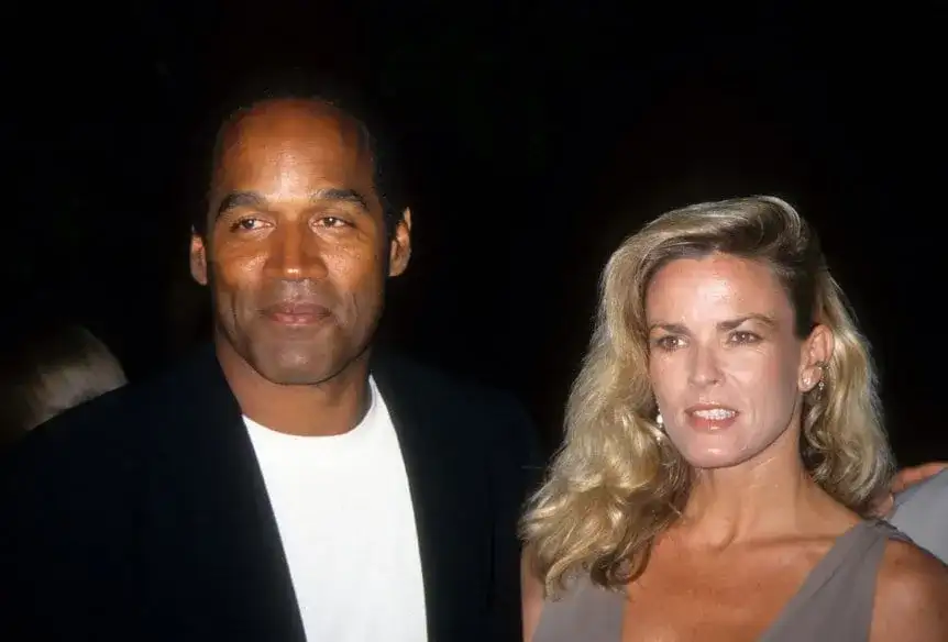 O.J Simpson junto a Nicole Brow cuando todavía eran pajera.