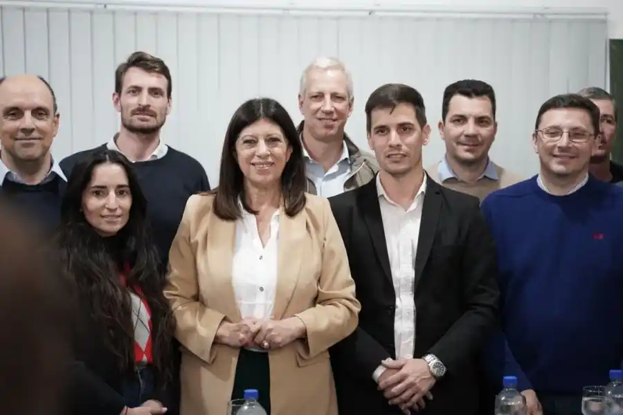 Clara García: "Unidos tiene un equipo sólido y responsable para dar vuelta la página el 10 de septiembre"