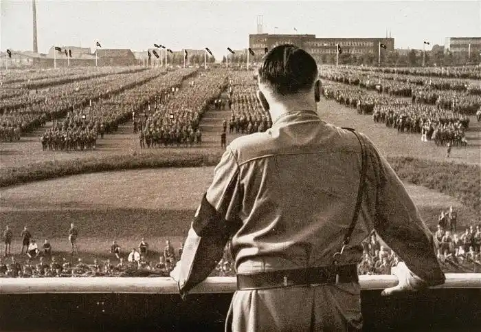Hitler hablando frente a miles de alemanes.