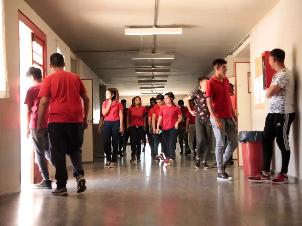 Tras casi un año, reabren dos colegios:  54 estudiantes serán revinculados 