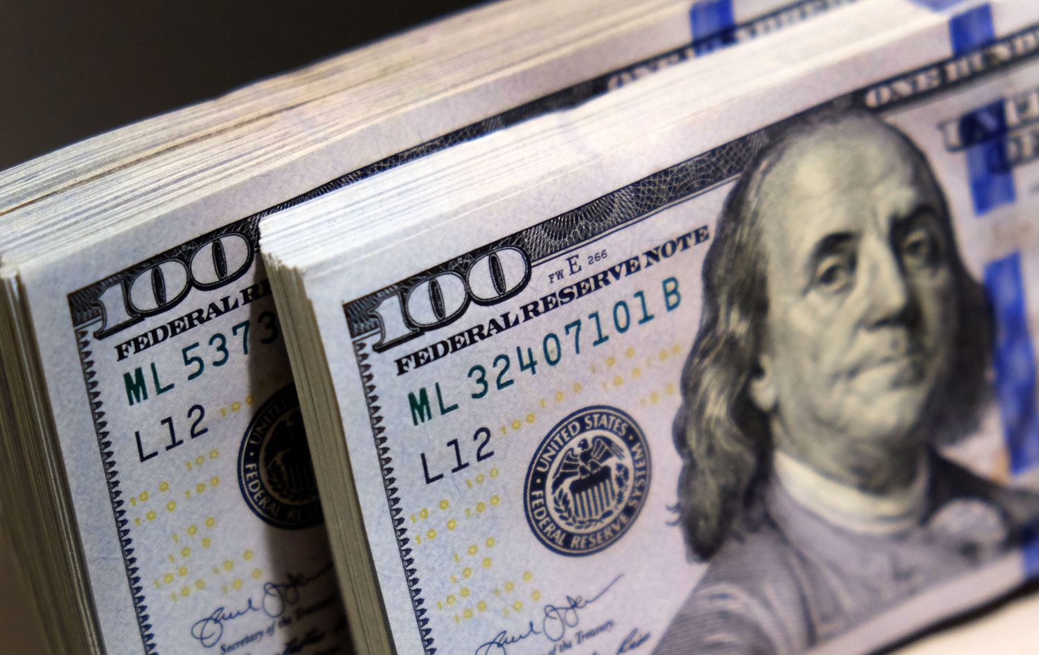 Rumbo económico: ya opera la devaluación del peso y está más caro que el precio anunciado por Caputo