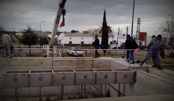 Montaron los nuevos decantadores de la planta potabilizadora de agua de la ciudad 