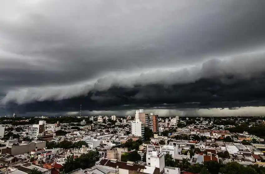 La tormenta desembarcó en Rosario: nubes grises convirtieron en noche al día