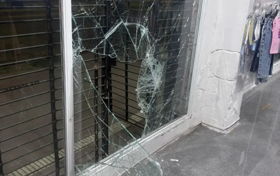 Adolescentes de 14 y 15 años destrozaron la vidriera de un comercio para robar ropa en Empalme Graneros