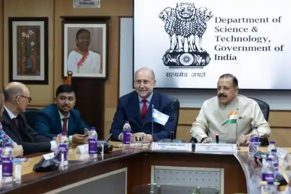 Omar Perotti continúa con la misión institucional en Nueva Delhi