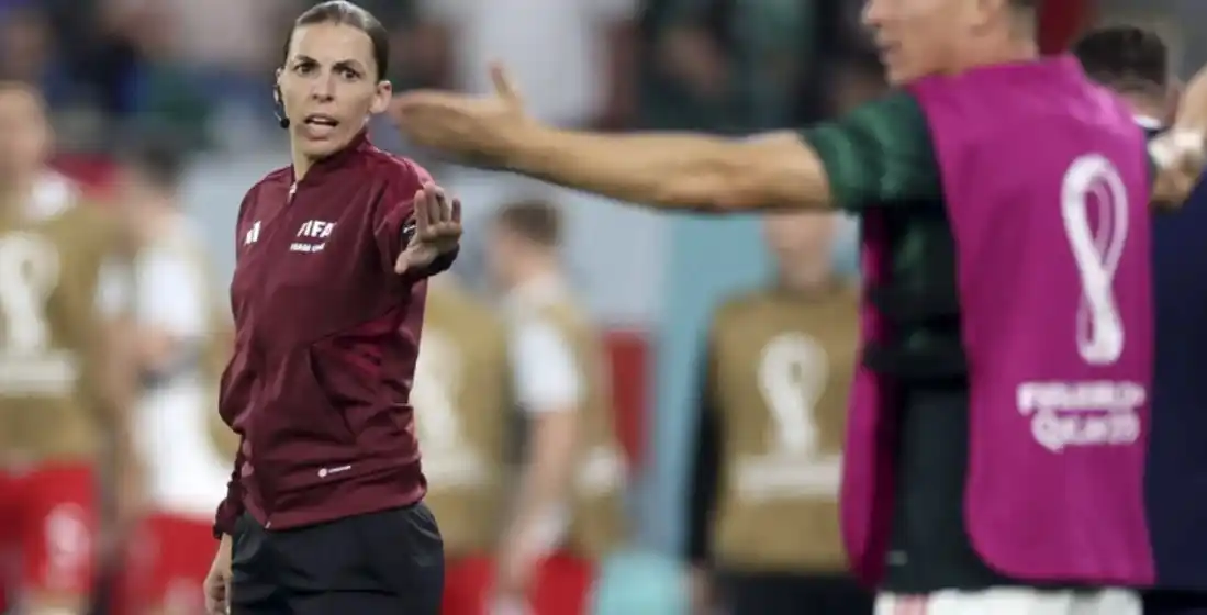 Stephanie Frappart se convirtió en la primera árbitro mujer en la historia del Mundial
