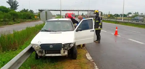Un camión lo chocó y siguió de largo