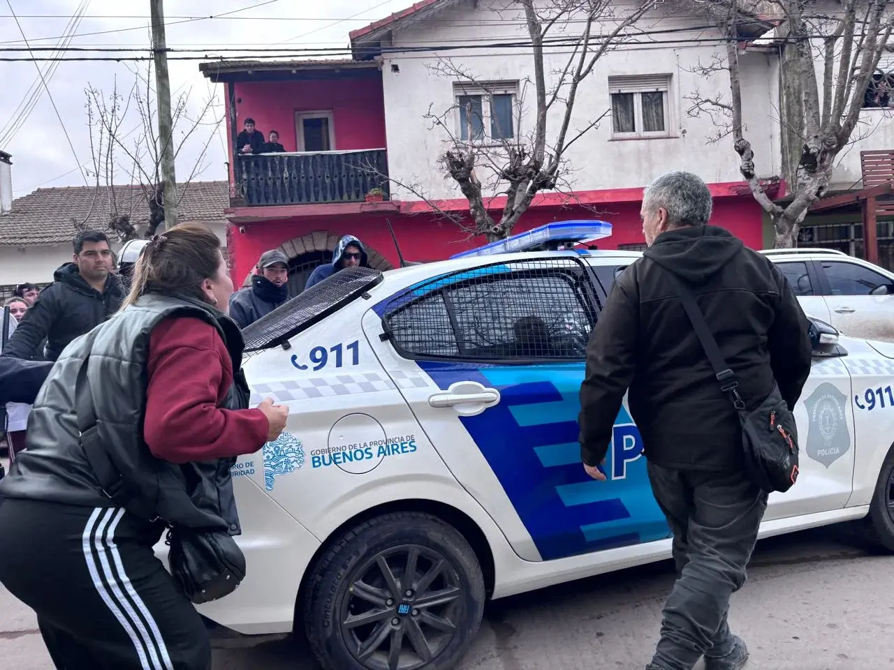 Manifestación frente a la casa del acusado de maltrato animal