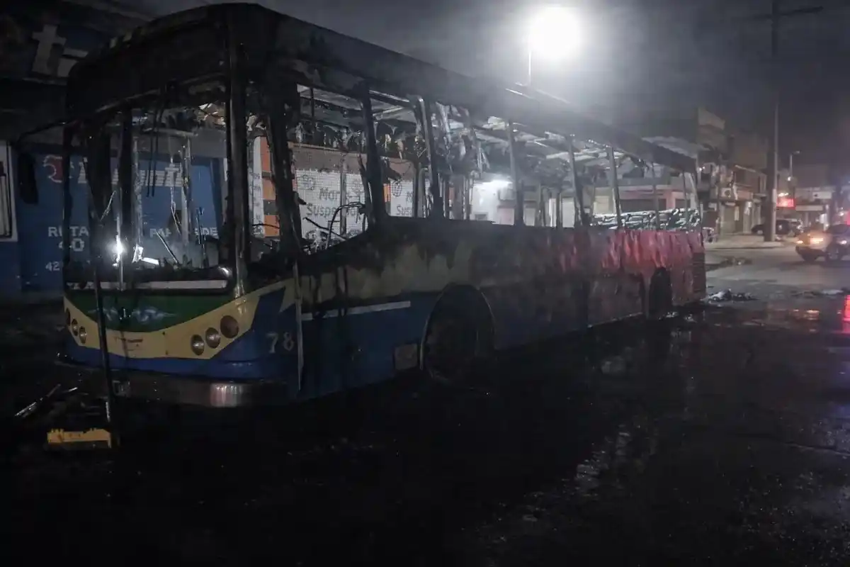El colectivos quedó totalmente destruido.