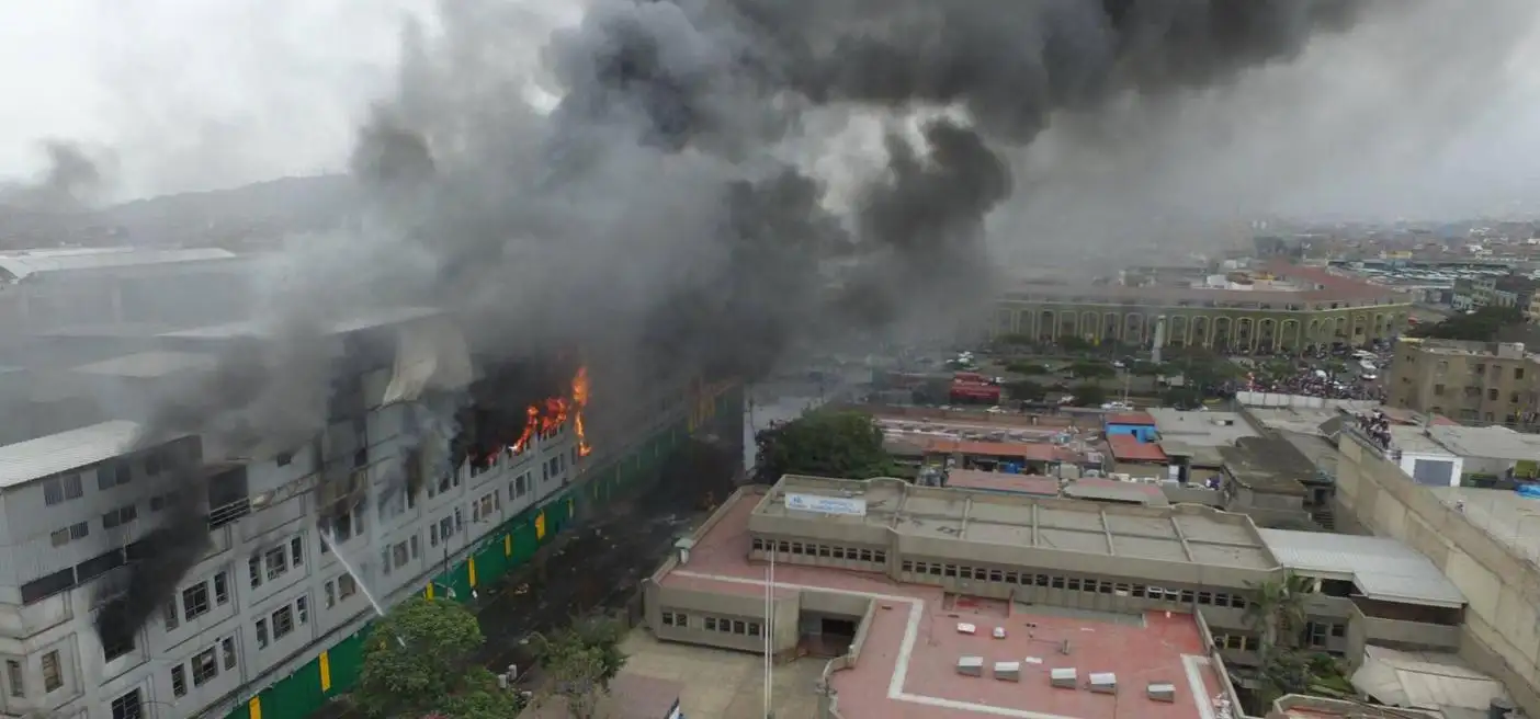 Incendio fuera de control en una galería comercial de Lima