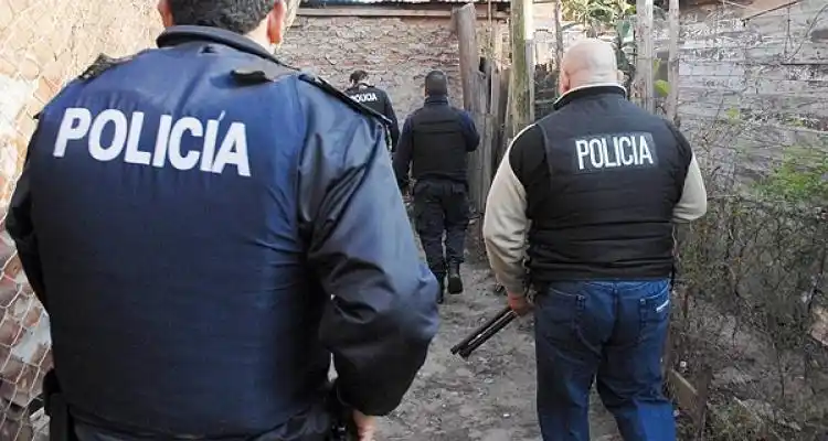 Policía detuvo a tres personas en dos allanamientos