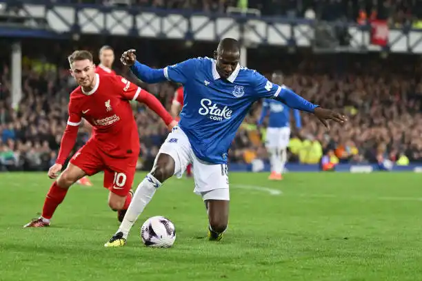 Mac Allister, en la marca de Doucoure.