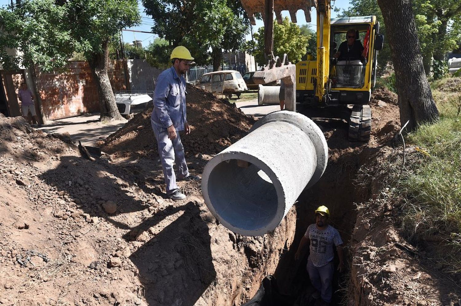 Se realizan trabajos en desagües pluviales de barrio Cabal