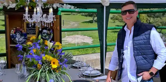 Diseñador, Luis Oliveros traspasa fronteras con su arte  