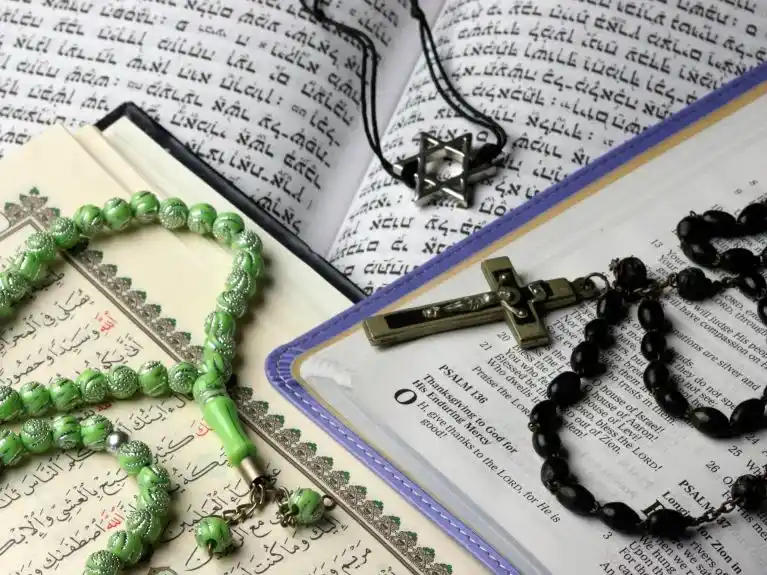 Dogmas de bolsillo y dioses de pantalla