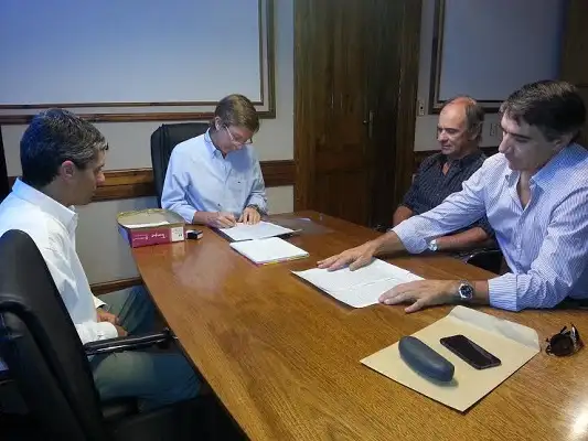 Barrio Hipólito Yrigoyen: Firmaron el contrato para la pavimentación