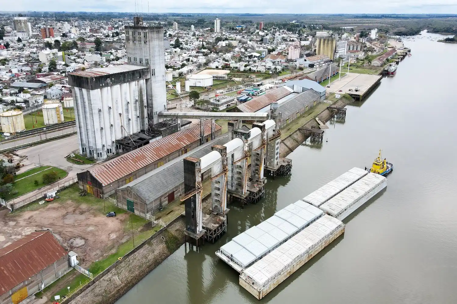 Empresarios aseguran que el 80% del comercio exterior está paralizado por un conflicto gremial