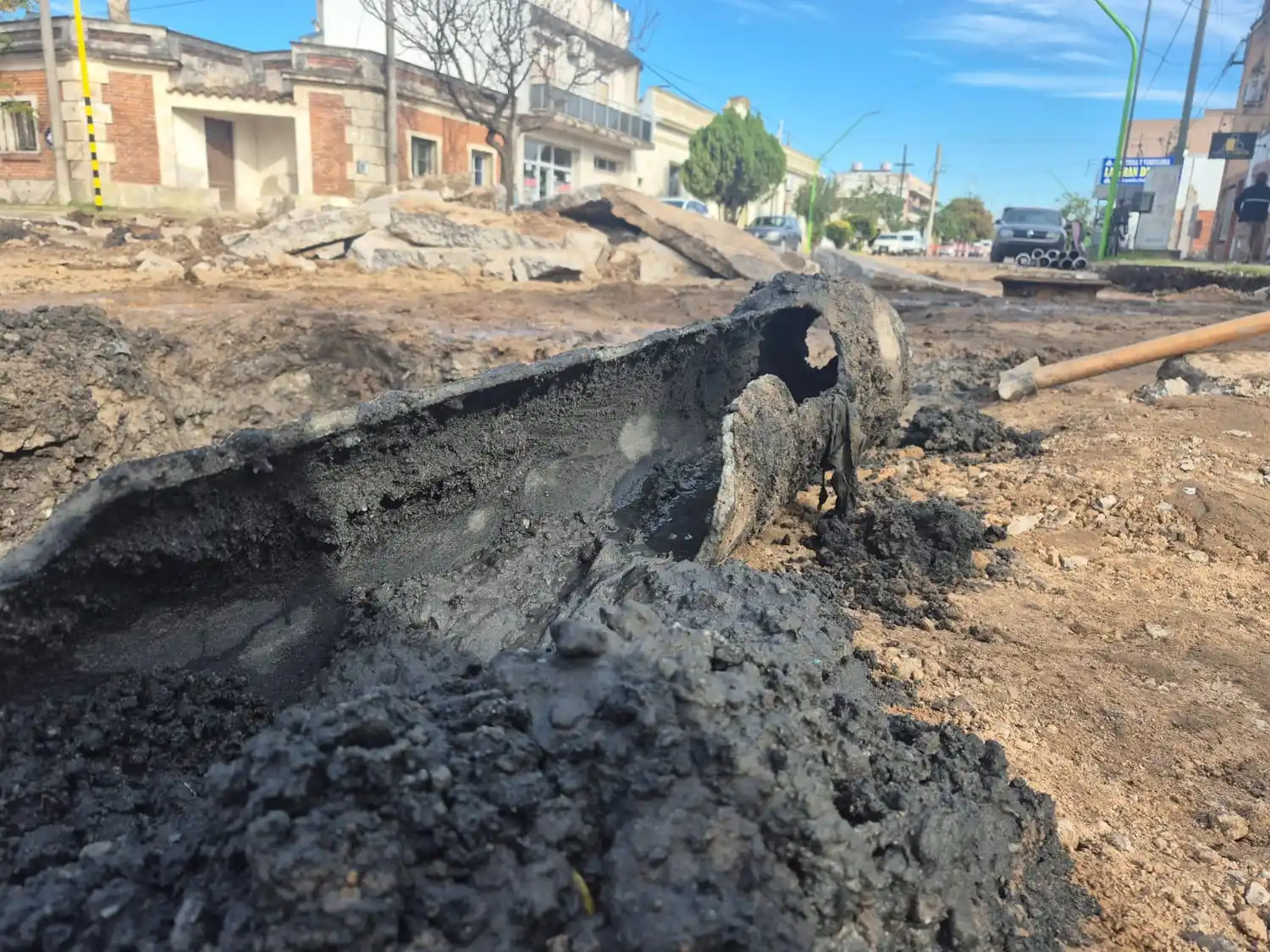 Avanza la renovación de desagües pluviales y cloacas en Del Valle y Constitución