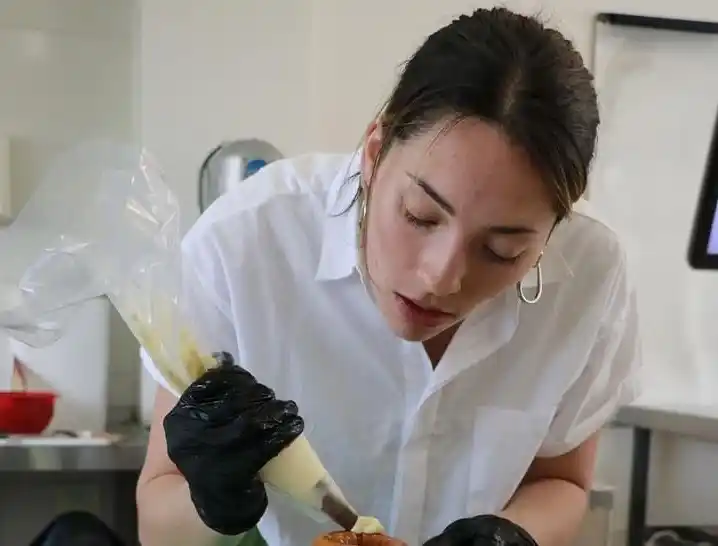La joven de Maipú asegura que lo que más le atrae de la pastelería son las tortas modernas.