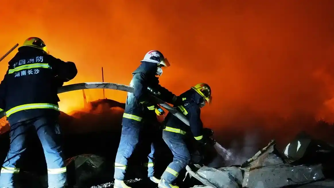 Una explosión en una fábrica de fuegos artificiales en China dejó al menos 26 muertos y más de 60 heridos