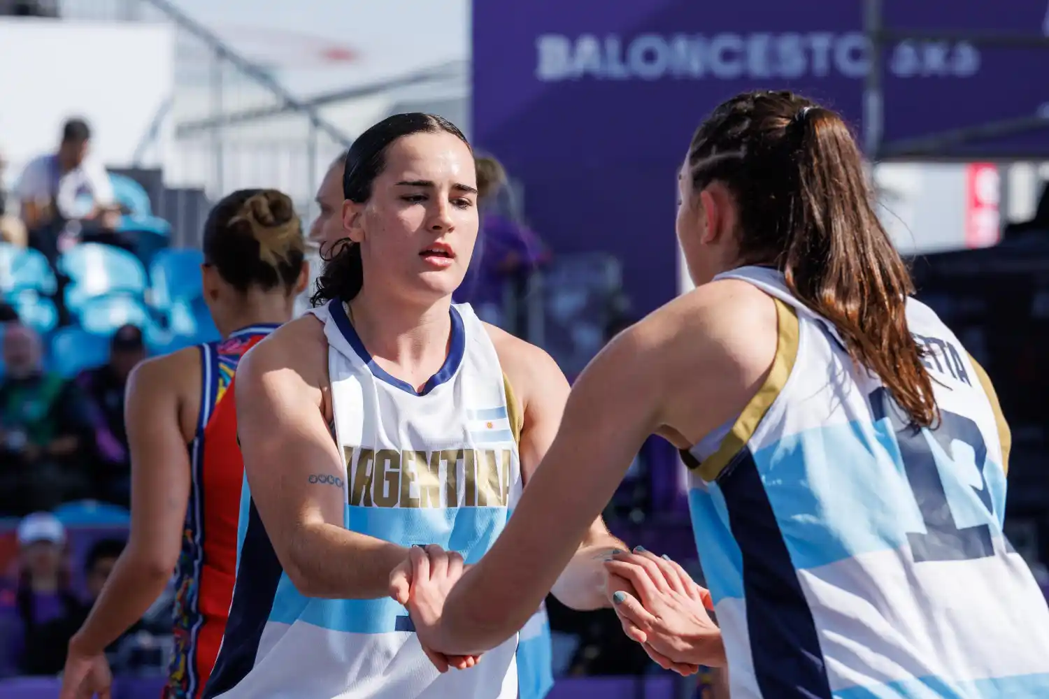 Federica Lagana saludando a Gentinetta.