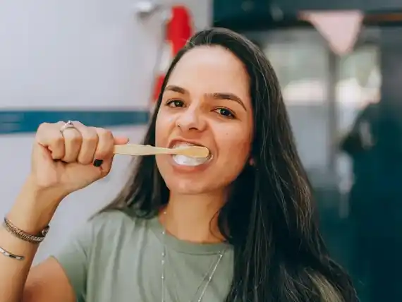 La ANMAT prohibió la venta de la pasta de dientes con fluoruro de estaño Colgate Total Clean Mint