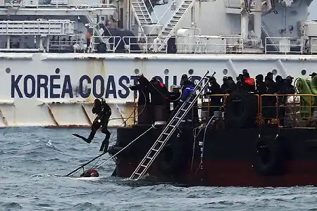 El premier surcoreano renunció por la tragedia del barco que naufragó