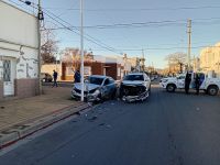 Importante choque entre dos autos en Montevideo y 11 de Septiembre