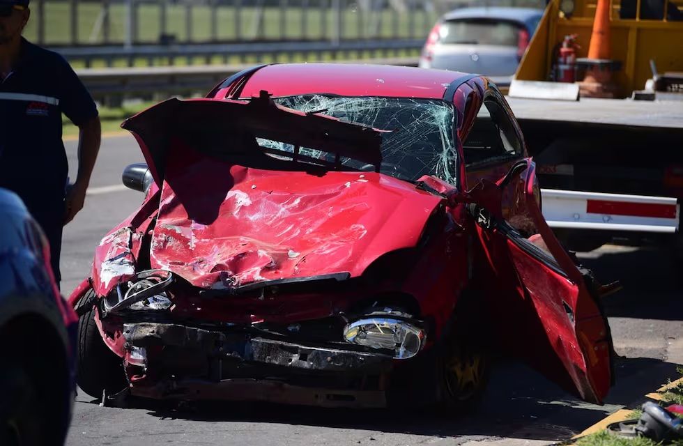 El Chevrolet Corsa rojo que conducía la víctima