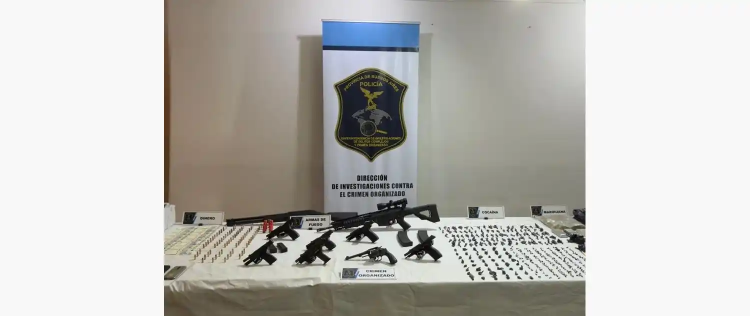 En los procedimientos se secuestraron importantes cantidades de droga, entre ellas más de 37 kilos de plantas de marihuana, más de un kilo de marihuana compacta y cocaína fraccionada en más de 400 envoltorios.