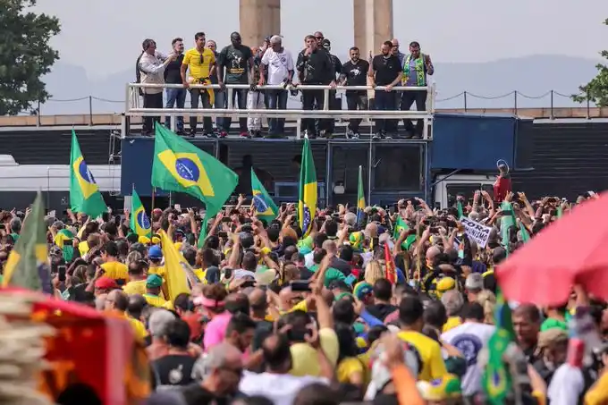 Bolsonaro encabezó una caravana de motociclistas anti cuarentena en Río de Janeiro