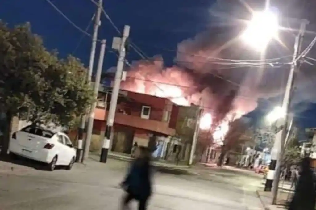 Varios bomberos tuvieron que recibir atención médica debido a síntomas de asfixia.