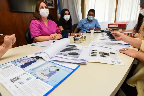 Reunión para evaluar nuevo equipamiento para la sala de pediatría del Hospital