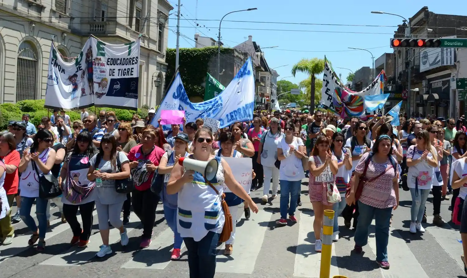 Paro y movilización: Maestros repudiaron agresión a la auxiliar en una escuela de Tigre